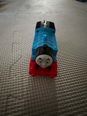 Fisher-Price Thomas & Friends TrackMaster Motorized Thomas Engine with Grass Det